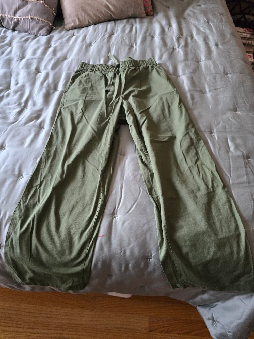 Uniqlo Cotton Relaxed Ankle Pants - Green size Small WITH POCKETS - never worn!